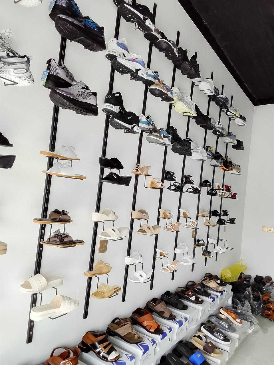 السلام عليكم محل أحذية متكامل قيم باليرضي الله مستعجل عل عملية 
***********
