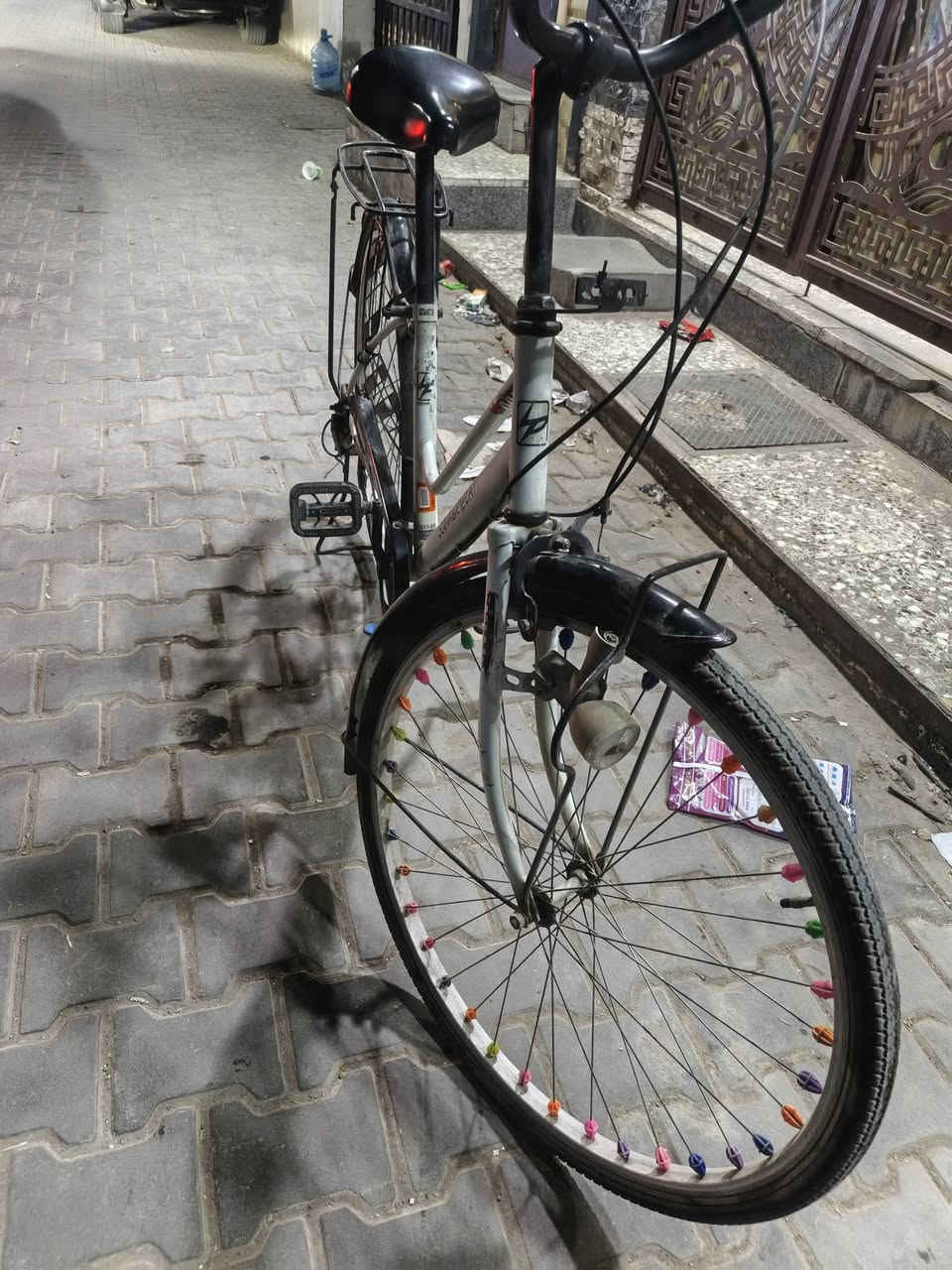 سلام عليكم بايسكل حليبي نضافه كدام عينك گير عگرب داينمو(ضوء امامي)  تايرات جديدات امامي خلفي بايسكل تجي تفحصه گدام عينك ميعجبك لاتشتري سعره 85 وبي مجال مكاني بغداد الاعظميه للاستفسار والتواصل***********
