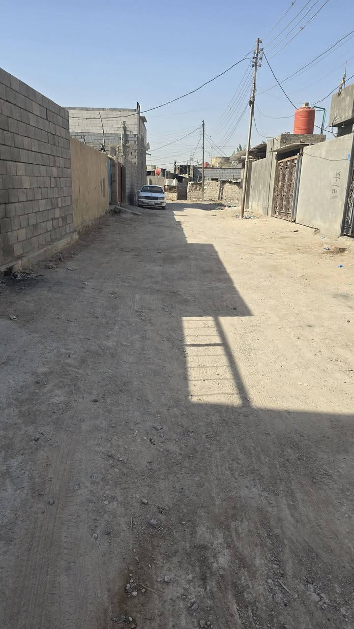 قطعه أرض للبيع طابو مالك صرف زراعي عراقي سند 25وكاله مكاتبه ونسخه من الطابو المساحة 200م ومبني بيه غرفه وصحيات مسيجه بلوك محكمه وباب سلايت وماساس ماي ومجاري تقع على شارع 8متر  العنوان بصره أبي الخصيب منطقه العوجه شارع حسينيه الانوار تبعد على شارع سيدين 500متر موقع روعه سعر مطلوب 38مليون وبيه مجال الاستفسار أكثر اتصل ***********
