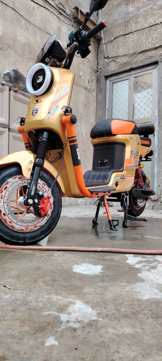 دراجة x900:
استعمالها شهر ونص ول وصل موجود دراجة جديدة فول مواصفات
ملف 2000w :
سرعة 87 حقيقي 
بطاريات 33 امبير عدد 5 شرط الفحص
شاشة ضد الماي وضد الكسر
البركات امامي دسك دهن ول خلفي غاز
دبلات أمامية مغلفة اب ربل اسود
بيها حساس سرقة عدد 2 وقفل ستيرن
تشغيل بيها بصمة يد وبصمتين تحكم وسويجين
االدراجة مفولة بيها شلعة اضوية قوية بلوجكترات رايدها ب 580 الف قفل مكاني بغداد كرادة
رقم الهاتف: ***********
