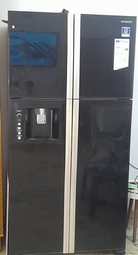 ثلاجة هيتاشي للبيع السعر 300 وبيها مجال 07713485947