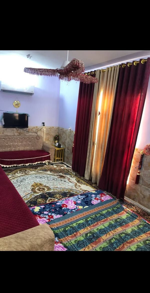 السلام عليكم مشتمل للبيع طابوا صرف سند مساحة 125 يقع قرب دائر رعاية النساء التفاصيل: 
ويحتوي على غرفتين نوم 
و يحتوي على أستقبال 
ويحتوي على مطبخ
 ويحتوي على مناور 2 
ويتحوي على خدمات كامله مثل الماء والكهرباء والمجاري 
والتبليط والبيت يقع ركن 
بس جيب غراضك وهاهيه ماتحتار من اي شي  للأستفسار الاتصال على الرقم التالي ***********
