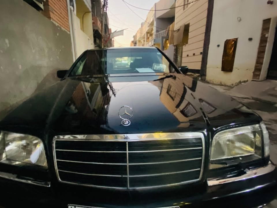 السلام عليكم مارسيدس شبح موديل ١٩٩٢للبيع اللون اسود محرك ٣٠٠سيارة جاهزه تبريد ممتاز ❄️كهربائات شغالة كلها ريمونت كراسي جلد غرفه كلش نظيفه حداديه جيده جدا السعر ٧٢ورقة رقم انكليزي باسمي هزه جديده للاستفسار الاتصال على الرقم ***********
