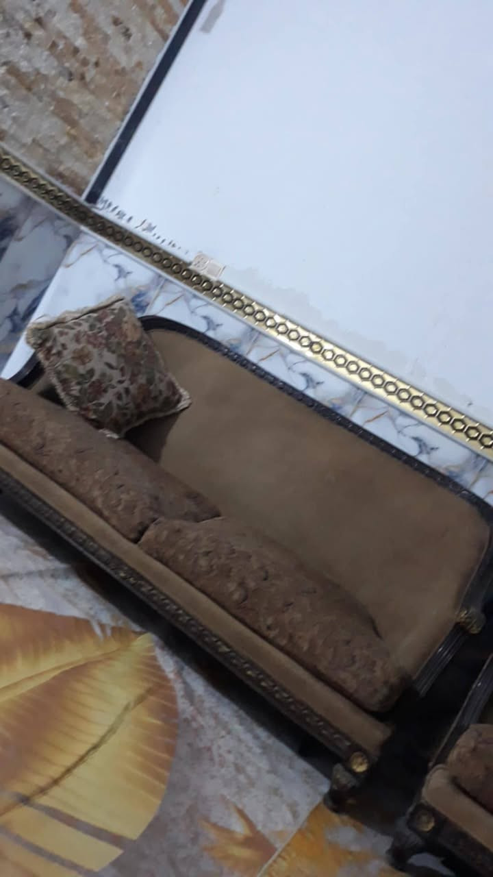 بلااااااااااااااش 
بوفيه صاج داخل وخارج تسكام ثقيل متر وربع ب 125 ألف + طخم قنفات يحمل 7 نفرات خشب ثقيل مع كوشات ب 75 ألف *********** العمارة حي العسكري نهاية سايدين حي الفنانين
