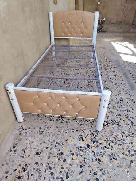 چرابي حديد للبيع عدد 4 وحدة هاذ لون ولباقي لون ابيض تواصل  ***********
