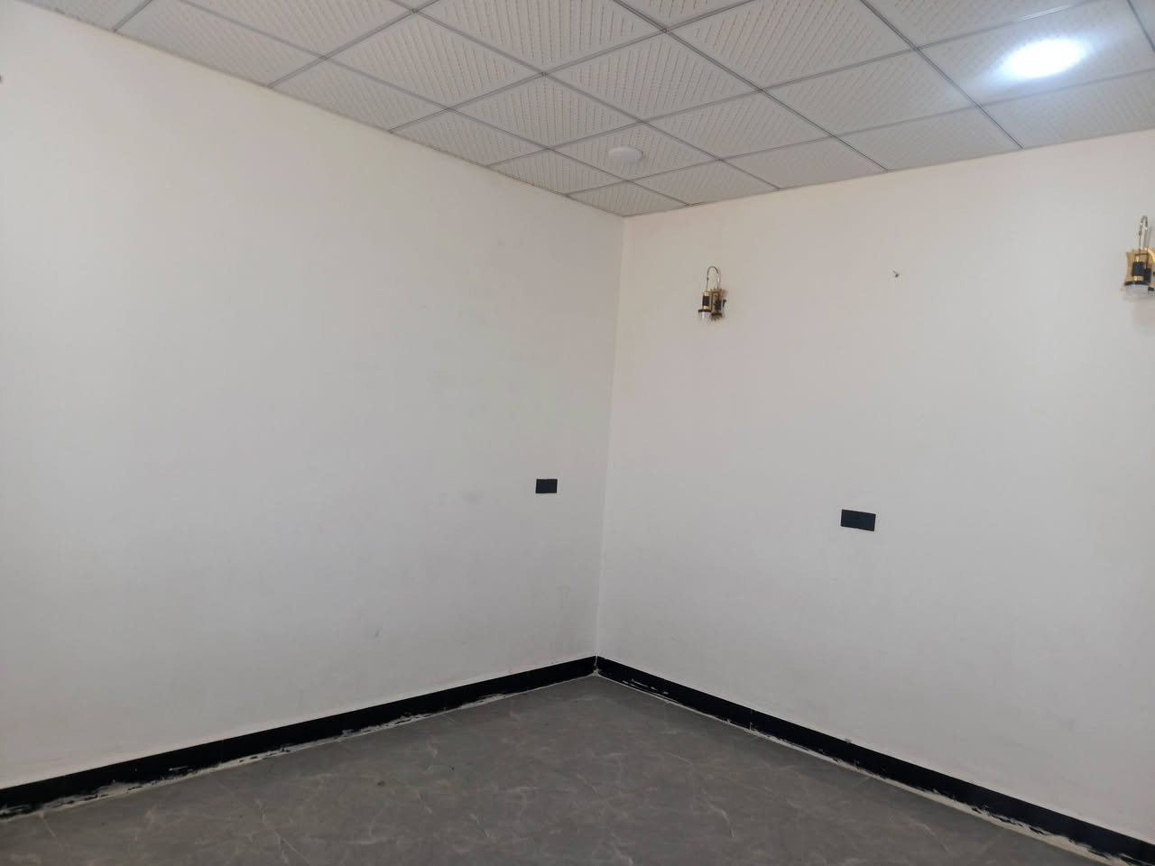 الدار مساحه 75 متر مقابل ملحق قريه غدير السعر 22 بي مجال *********** غرفة صاله مطبخ ستقبال تخاريج
