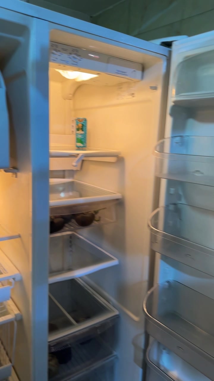 ثلاجة Frigidaire Gallery(2بابين)أمريكيه
الغنية عن التعريف نضيفه جدا كدامكم صور
📌مواصفاتها 
1️⃣تبريد ثلج مضبوط+ تصنع مكعبات ثلج🧊
2️⃣منظومة Pure Source:تحتوي على فلتر ماء وتصفيه داخليه للمي و ثلج والروائح 
3️⃣لوحة تحكم ذكية: تكدر تتحكم بدرجات الحراره بسهوله تحدد الانظمه
4️⃣تصميم راقي: مظهر خارجي فخم يليق لكل مطبخ + مساحة تخزين واسعه
الثلاجة معروفة بقلة أعطالها وموادها القويه
 
مكاني نجف ناحية الحيره 
للتواصل ***********

#ثلاجة #نجف