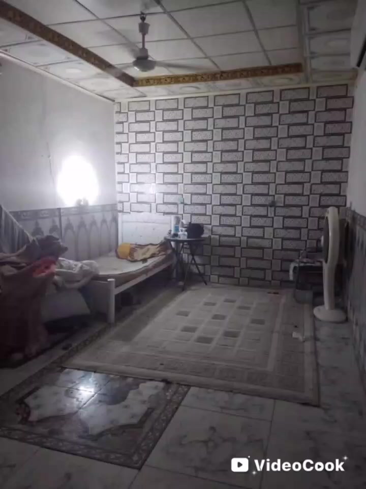 دار للبيع 110 متر ركن مربع ثلاث غرف نوم واستقبال وصاله ومطبخ وصحيات وتشاريف ودراج وتشاريف بحي الرحمة قرب مرقد السيد الشهيد الاول قدس بسعر 32 وبي مجال للاستفسار اكثر الاتصال علئ *********** 
وت ساب ***********
