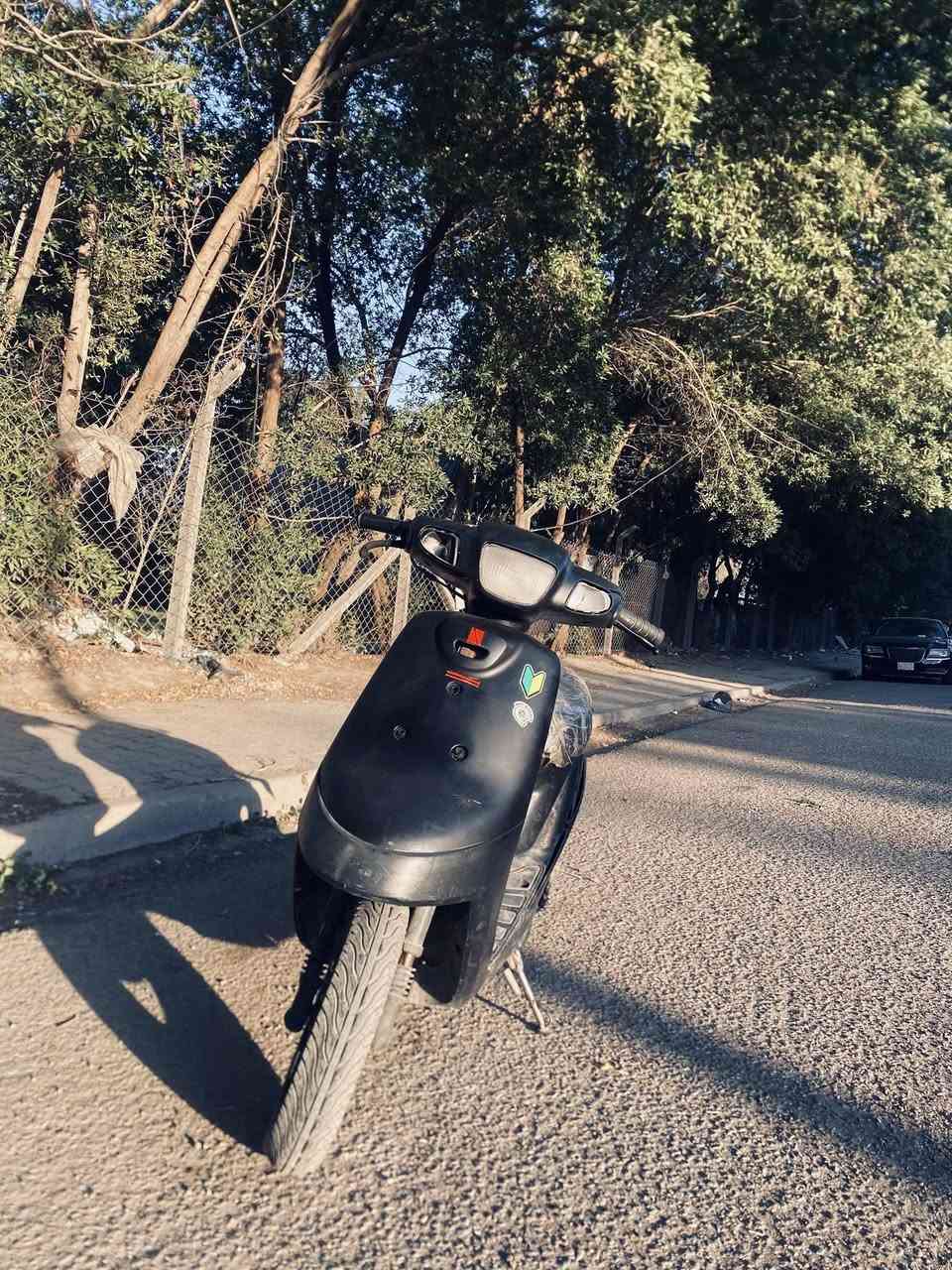 السلام عليكم دراجه  بطة للبيع شغاله هندر  واحد. وسلف نقصه بس باتري   كامله مكمله كفراتها كامله وترايشها كاملا وما مكسورات  اللايتات الامامي والهلفي شغالات مو تجاري واصليات  شرط مختمات   الذيل  مالح يعني بلادي هم اصلي لون الكفرات اسود طافي وما بيهن ولا كسر ستاند جانبي المميز والنادر ما موجود هواي بلدراجات الستين  
مكاني بغداد جديده سعره ٢٢٥ رقمي *********** وما تلكى بطه بهيج سعر ونضافة
