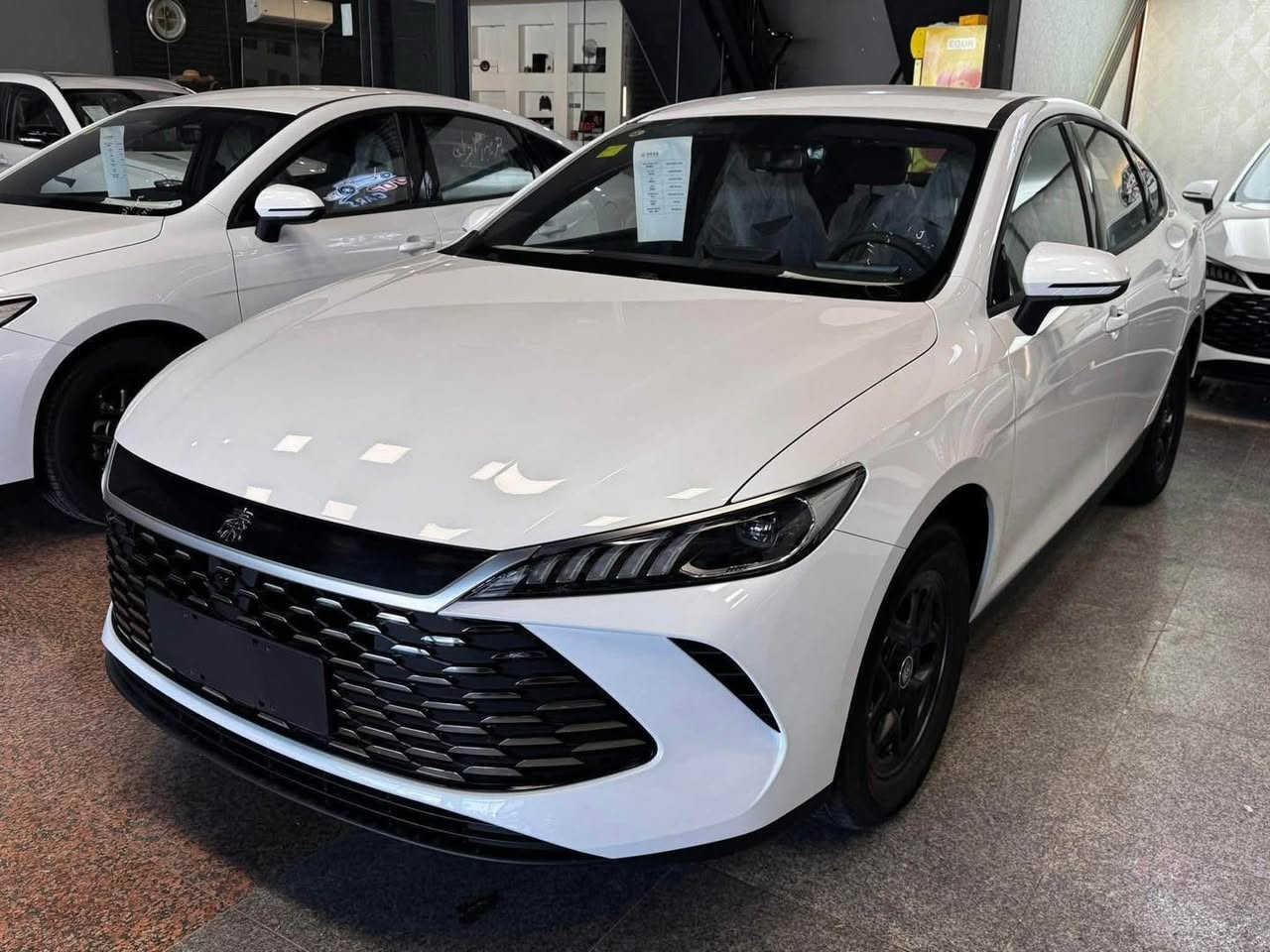 BYD Qin Plus 2025.   سپی ناو زەیتونی
مواصفات.کارەبایی و بەنزین و هایبريد.
بصمة شاشةوكاميرا ویل کەپ.تانکی گەورە 
2100 كم.دەڕوات.تحديدسورعه.لیدڤۆلیۆم 
***********
