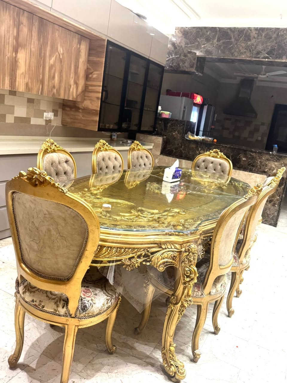 � طاولة طعام فاخرة للبيع — تصميم كلاسيكي ملكي
طاولة طعام راقية بتصميم فخم مطلي باللون الذهبي مع نقوش مميزة وواجهة زجاجية سميكة للحفاظ على السطح.
تأتي مع كراسي مبطنة بجودة عالية ولم يتم استخدامها إلا بشكل بسيط — بحالة ممتازة مثل الجديدة.

✔ تصميم كلاسيك راقي وفاخر
✔ زجاج حماية فوق الطاولة
✔ نقوش خشبية احترافية
✔ الكراسي مريحة وبجودة عالية
✔ مناسبة للصالات الكبيرة وغرف الضيوف

📍 الموقع: ( بغداد )
💰 السعر: ( مليون )
📞 للتواصل: ( *********** )
