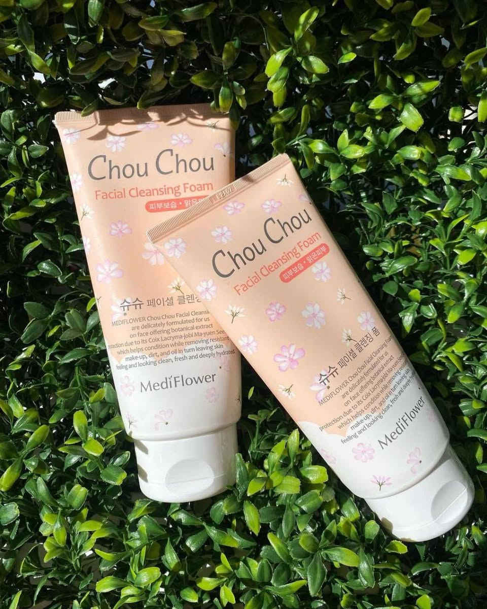 mediflower chou chou facial cleansing foam ✨💗☁️
غسول رغوي للبشرة من تشو تشو لتنظيف الوجه "mediflower" الحجم: 300mL
المنشأ: كوريا الجنوبية 🇰🇷💗☁️
🧴 توفر رغوة التنظيف تنظيفًا شاملًا ومعتدلًا للمكياج والشوائب مع الحفاظ على ترطيب البشرة.
🍓🫐 يحتوي على 5 مستخلصات فواكه توفر رطوبة عميقة للبشرة وتحافظ على نعومتها.
✨ تركيبة مضادة للحساسية.
✨ مناسبة لجميع أنواع البشرة.
[ 💗✨ طريقة الاستعمال ✨💗 ]
خذ كمية معتدلة ثم دلكية بيدك 
 دلّكي الوجه بلطف بالرغوة ثم اشطفيه جيدًا بالماء الفاتر


**إذا كنت صاحب هذا الإعلان وتريد حذفه لأي سبب، رجاءا أرسل رسالة إلى الدعم الفني**