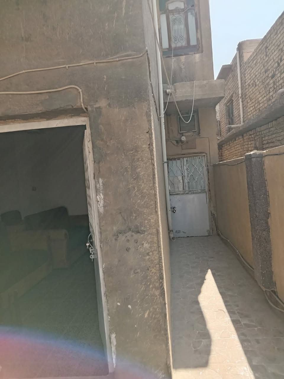 سلام عليكم ورحمة بيت للبيع او لايحار طابو صرف مساحت ١٣٠ متر عندي بيت في مهندسين قرب جامع زين العابدين صاله مطبخ كليدور حمامات داخل وخارج 3غرف نوم السعر ١٣٠ وبي مجال رقم الهاتف *********** رقم ***********
