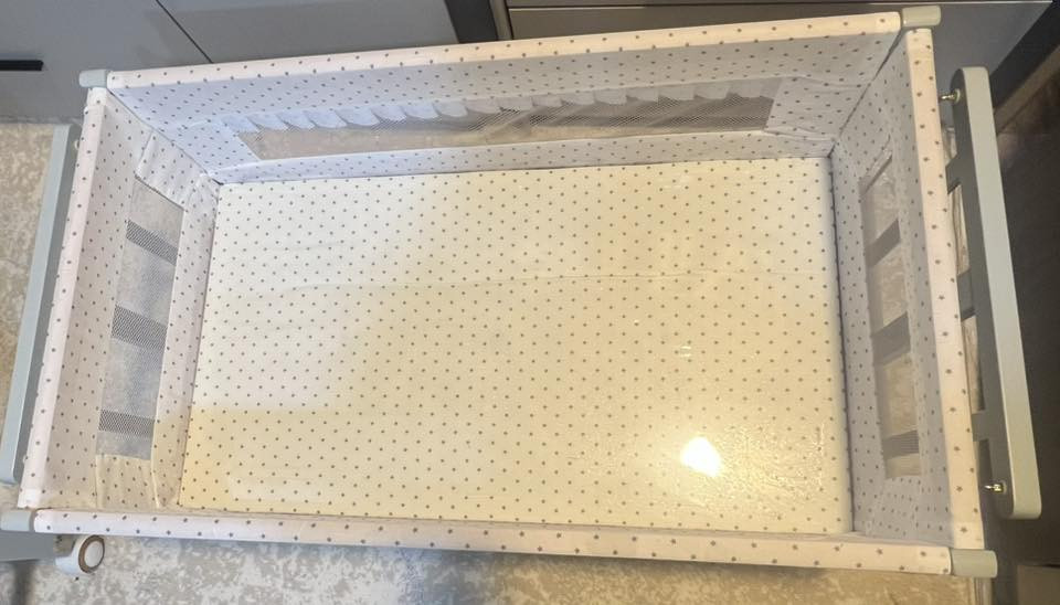 السلام عليكم

كريكوت اطفال من عمر 0 الى عمر ستة اشهر وحسب وزن الطفل جديد ممستخدم
السعر : 30 الف وبي مجال
يصير ينحط داخل سرير الطفل ايضاً 
العجلات مالته بيهن قفل
للتواصل /***********
