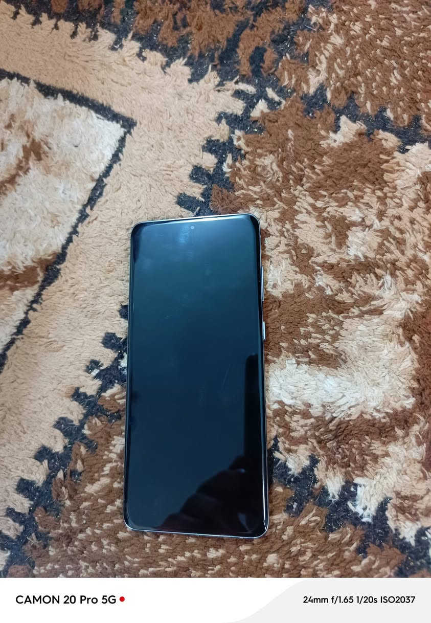 السلام عليكم سامسونج اس 20 بلص داكره 128 رام 12+8 يعني 20 ببجي 60 فريم يصور القمر نضيف بس ما بيه مكان سيمكارت أو ضهر مفطور ***********/***********
