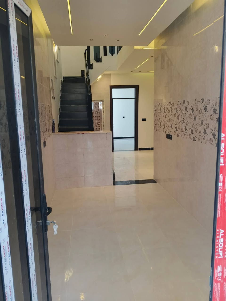 دأر البيع مساحه 100متر واجهه 6 وربع نزال 16متر طابوزراعي سند25 مجمعات البعيثة طابقين يحتوي ع ستقبال مطبخ صاله غرف نوم عدد3 صيحات عدد 3 تنازل شركة القلعة البيضاء الاستفسار خاص ***********
