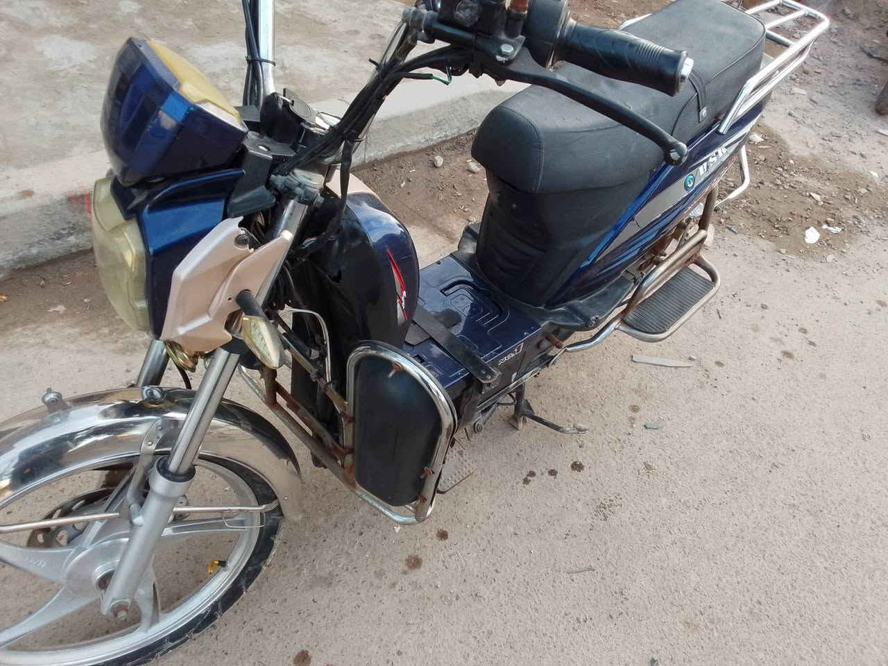 دراجه شحن هارلي للبيع نضافه مثل ماواضح كدامك بصوره دراجه خير من الله كل نقص ما بيها بس لايت ولاشاير بيهن قطع كهربائي بطاريات خمسه اكبار 32امبير/ مكاني بغداد السعر 350وبيها مجال لشراي ‏‪***********‬‏ واتساب اتصال
