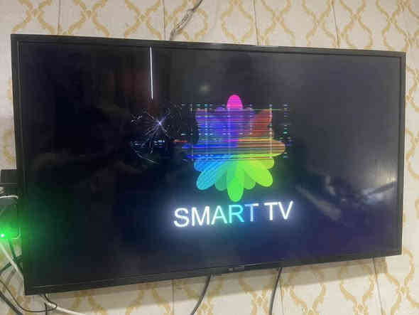 مكسوره الشاشه مالتهاا شغاله وعل فحص 

حجم 43  سعر 70 وبيهاا مجال قليل ***********حله
