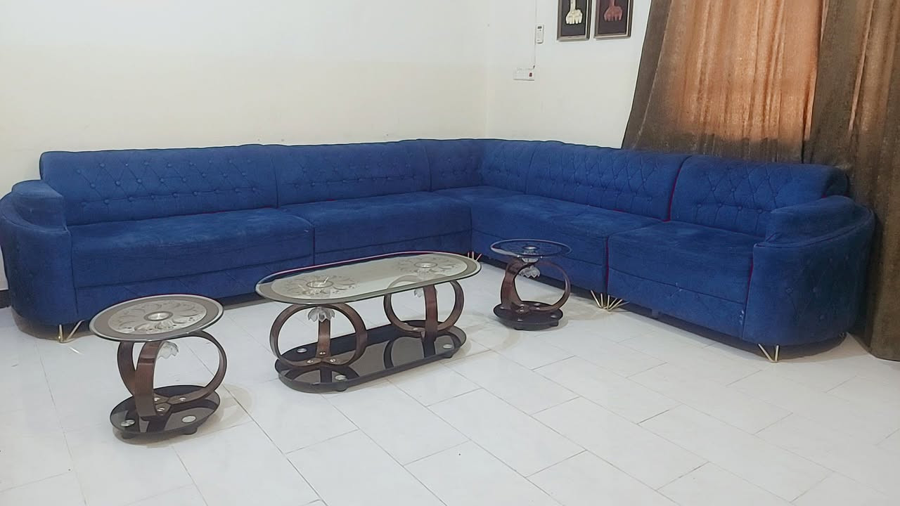 السلام عليكم ورحمة الله وبركاته...
ديوان متكون من ١٠ مقاعد اللون جويتي النظافه ٩٠ بالمية 
مع طبلات زحاجيه عدد ٣ طبلات واحدة كبيرة واثنان صغيرات الشراي يتواصل ويايه اما عن طريق الاتصال او الماسنجر او الواتساب وراح يكون ويشلع عيوني....
*********** ....يوجد واتساب ايضا 
تحياتي لكم
