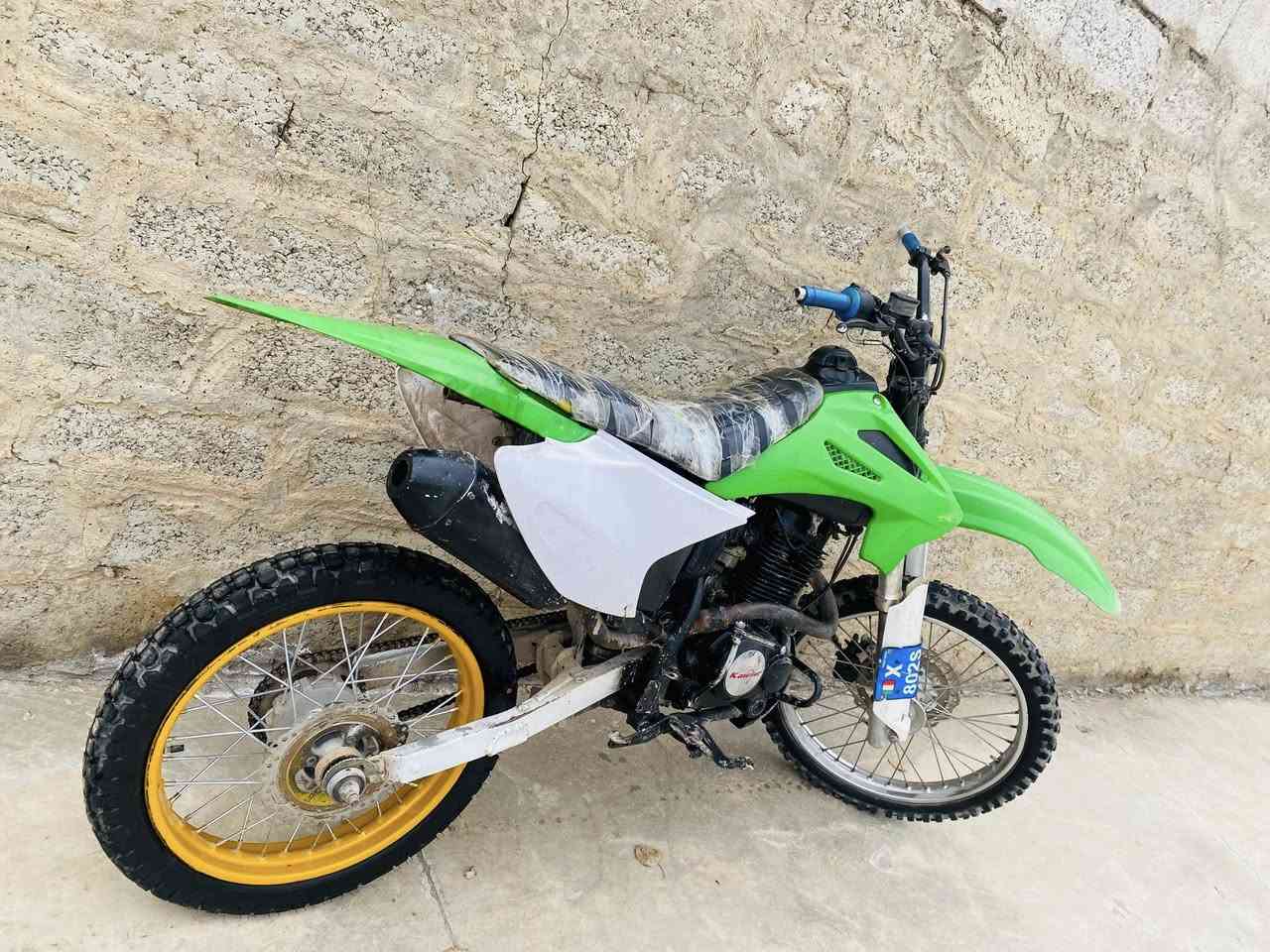 للبيع قفاز كاويار 2020كل عيب مابي تاير جديد سعره 375بيه مجال للشراي خابرني هاذه رقم ***********واتساب موجود
