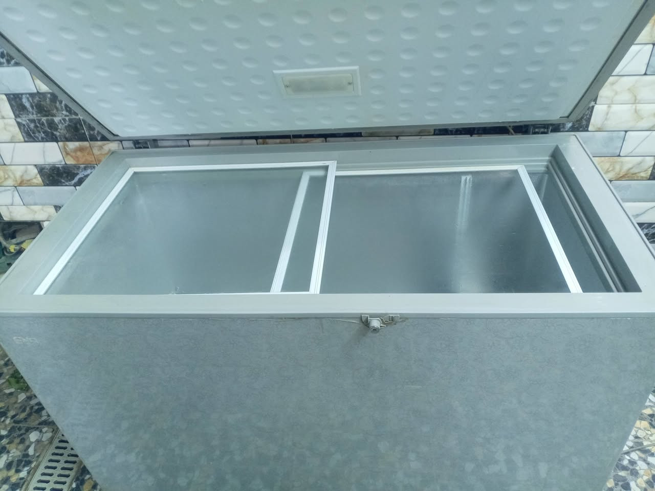 السلام عليكم مجمده حجم كبير تجميده فووول امانه الله ورسوله ودبه عراقيه مع جهاز تمرين مال جسم فول موصفات الأصلي مكاني بغداد اكو توصيل ع فحص تأخذ رقمي واتسب ***********
