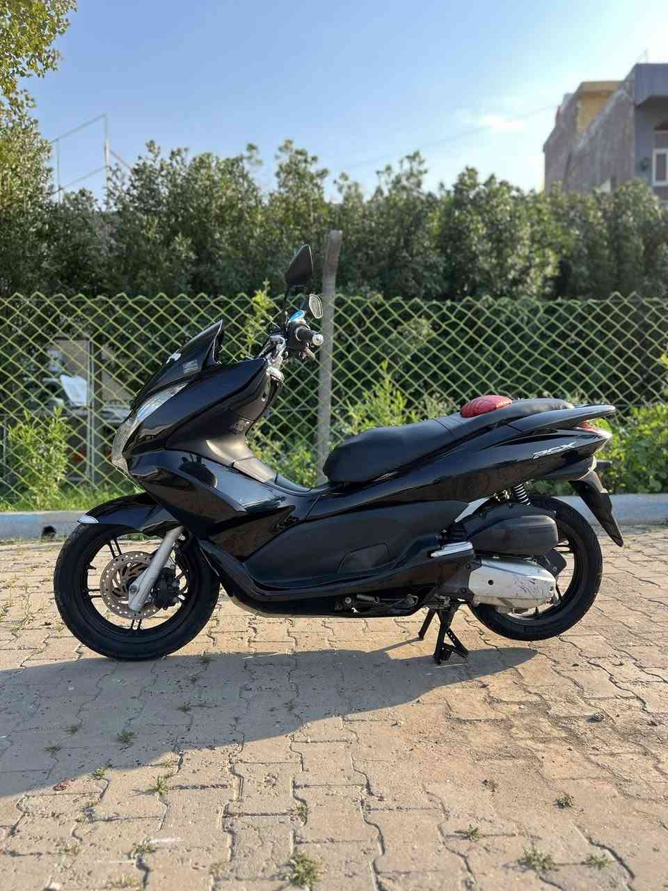 السلام عليكم للبيع دراجه pcxجيل الاول  دراجة نضيفه مال رمبه
 الدراجه على  ايدي حجم مكينه 150ياباني الاصلي دراجه جديده مال جناي  لون  اسود  
ياباني دراجه كامله أستان كهربائي  حساس ازدحام  Aدراجه جديده الدراجه مكينه شلعه معدل خير من اللّٰه دراجه تكول جديده بمعنئ الكلمه واحلا من الصور مال جناي المكان بغداد دراجة مكفوله اي نقص مابيه السعر 1350
وبيها مجال بسيط  مكان بغداد 
اي استفسار ***********
