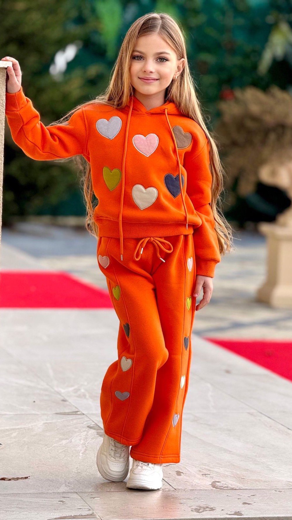 هذا الفستان الجميل يناسب الأطفال للمناسبات الخاصة مثل الاعياد وحفلات الكريسماس. مصنوع بدقة من القماش التركي، يتميز بتصميمه الكلاسيكي بنقشة الكاروهات الأحمر مع لمسات من الدانتيل الأبيض عند الياقة والأطراف. الفستان مزود بقوس أسود صغير لإضفاء لمسة إضافية من الأناقة.