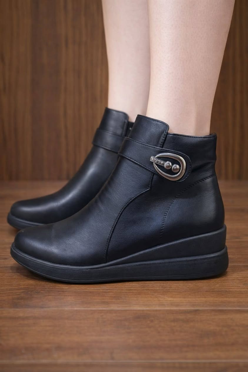 أحذية نسائية👠 وبواته 🥾وترانشوزات👟 ذات جودة عالية وبأسعار تنافسية وتوصيل سريع لجميع المناطق والمحافظات والاقضية والنواحي للحجز الاتصال على الرقم *********** او الرقم***********
