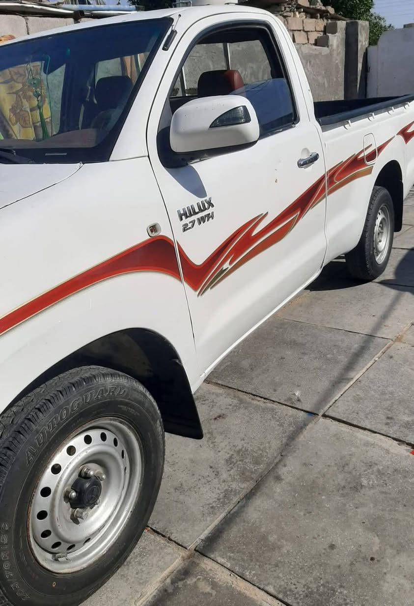 السلام عليكم تويوتا هايلوكس للبيع موديل 2011 تهم تاير حداديه سياره كنا نقص ما بيهام***********
