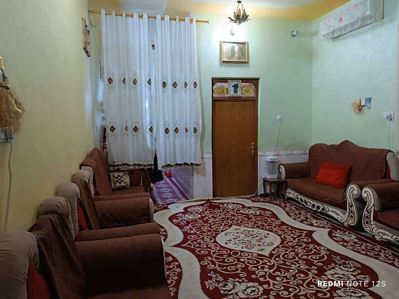 بيت للبيع مكانه شارع دبي 
مساحة البيت 150 
الاستقبال  7×3ونص
المطبخ 5×2وربع
الهول 6×4ونص
غرفه نوم5×4
حمام داخلي وخارجي  كبير و
ومناور عدد 2 
وطارمه كبيره
السعر 170 وبيه مجال للاستفسار ***********////***********
