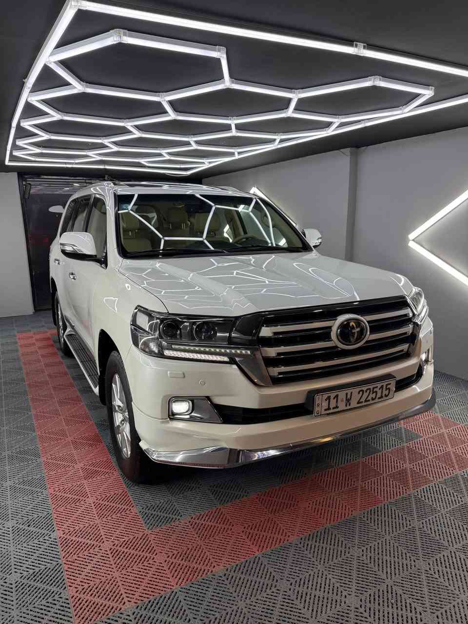 السلام عليكم للبيع لاندكروز GXR 2017
وايت أدشن محرك V6 

8 ايرباك 

تحكم سرعة 

دبل ماوس

فتحة سقف وباقي المواصفات معروفه 

ماشية 125 km 

بيها  نص الباب الخلفي يمنه صبغ  الباقي مكفول 

محرك كير وصدر وتبريد مكفولات 

مسويله بوليش ونانو وحمام قبل يومين جاهزه للاخير 

تخم تاير جديد اصلي سونار منشور مع الصور 

السعر47000 ويها مجال رقم ***********

مكاني بغداد
