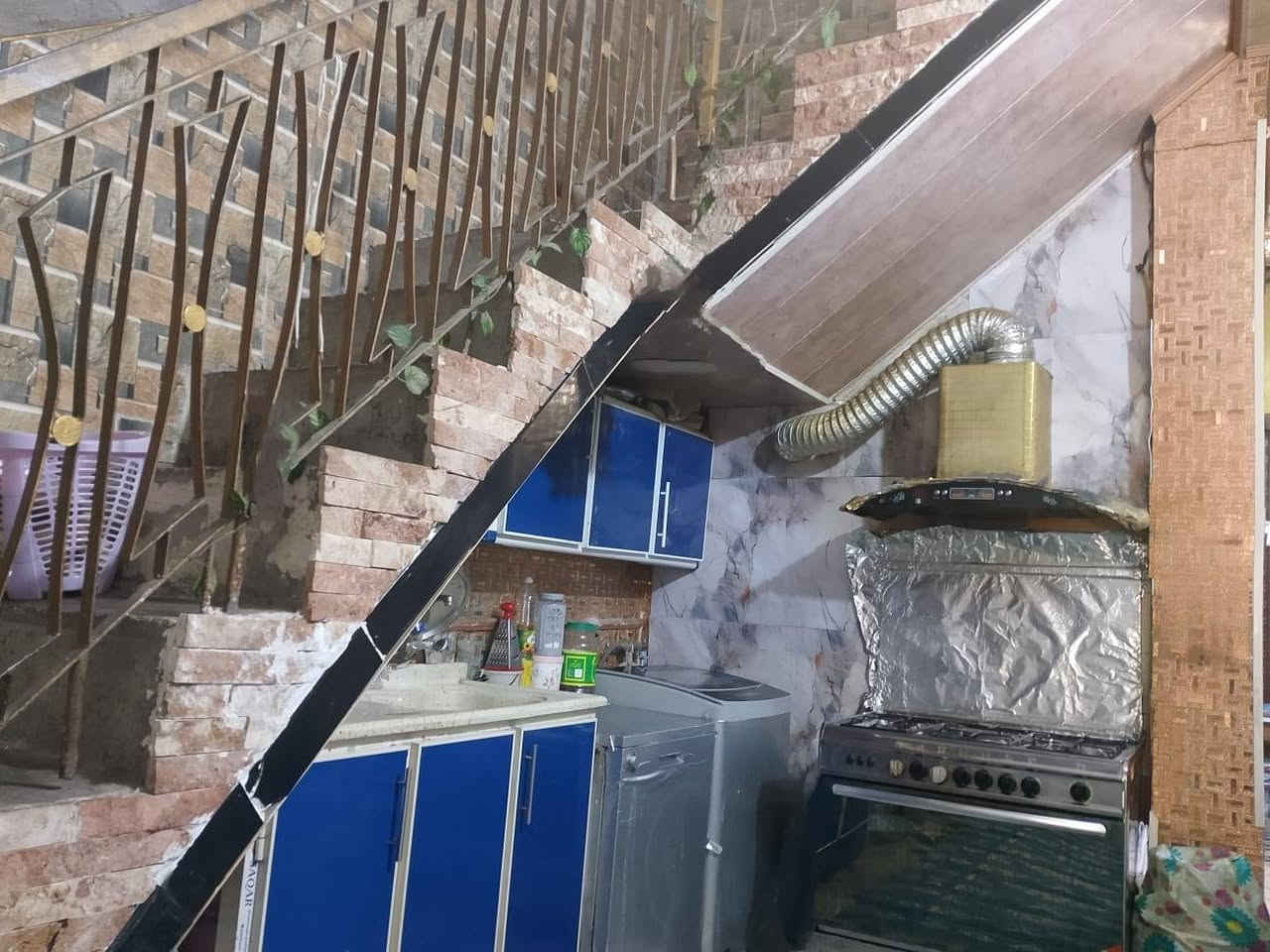 نصف قطعة للبيع قطاع ١٦ قريب الشارع العام ٧٢ م بناء حديث طابقين السعر المطلوب ١٣٢ مليون لاستفسار الاتصال 
***********
