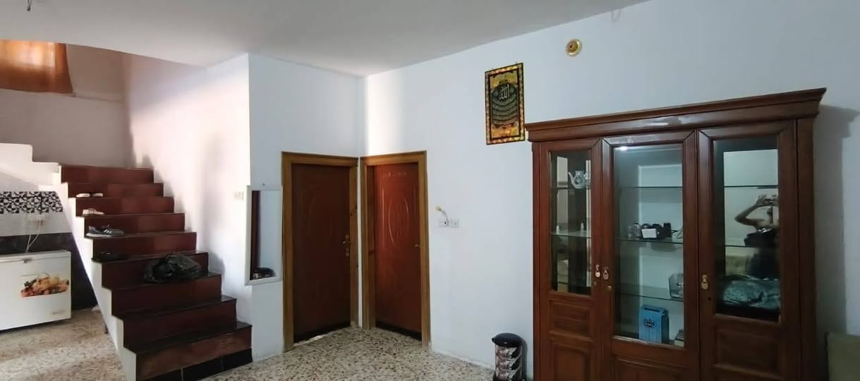 السلام عليكم عندي دار للبيع المساحه الكليه 266 متر طابو زراعي سند 25 تحويل مباشر باسم المشتري متوفره كل الخدمات شارع النيل الخدمي قرب مخازن بيت مرجان بيت حديثه وجديده سعر ببلاش 95  وبي مجال الاستفسار مراجعه المكتب ***********
