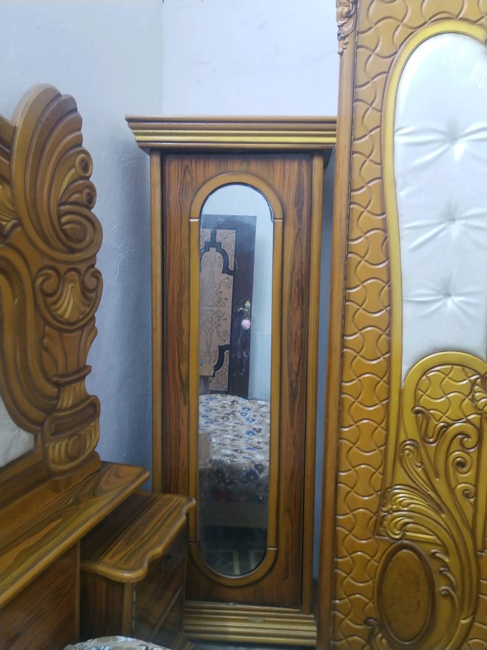 +سلام عليكم غرفه البيع  مكان الحسينيه 5 قطع  سعر 500الف وبيه مجال الرقم ***********
