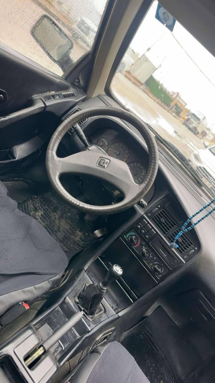 بيجو روى موديل 9 سياره نضيفه ومرتبه 
تبريد شغال منضومه جديده كلها 
تخم تاير جديد 
دوشمه جديده كلها 
كير مكينه اكسل جديد 
جام اربعه شغال 
ويل حجم 
بيها قطعه واحد صبغ.
وهلال مال جاملغ اثنين 
غير هاي مابيها 
مكاني بغداد البياع 
*********** اسياه 
سعر ٣٠  قفل
