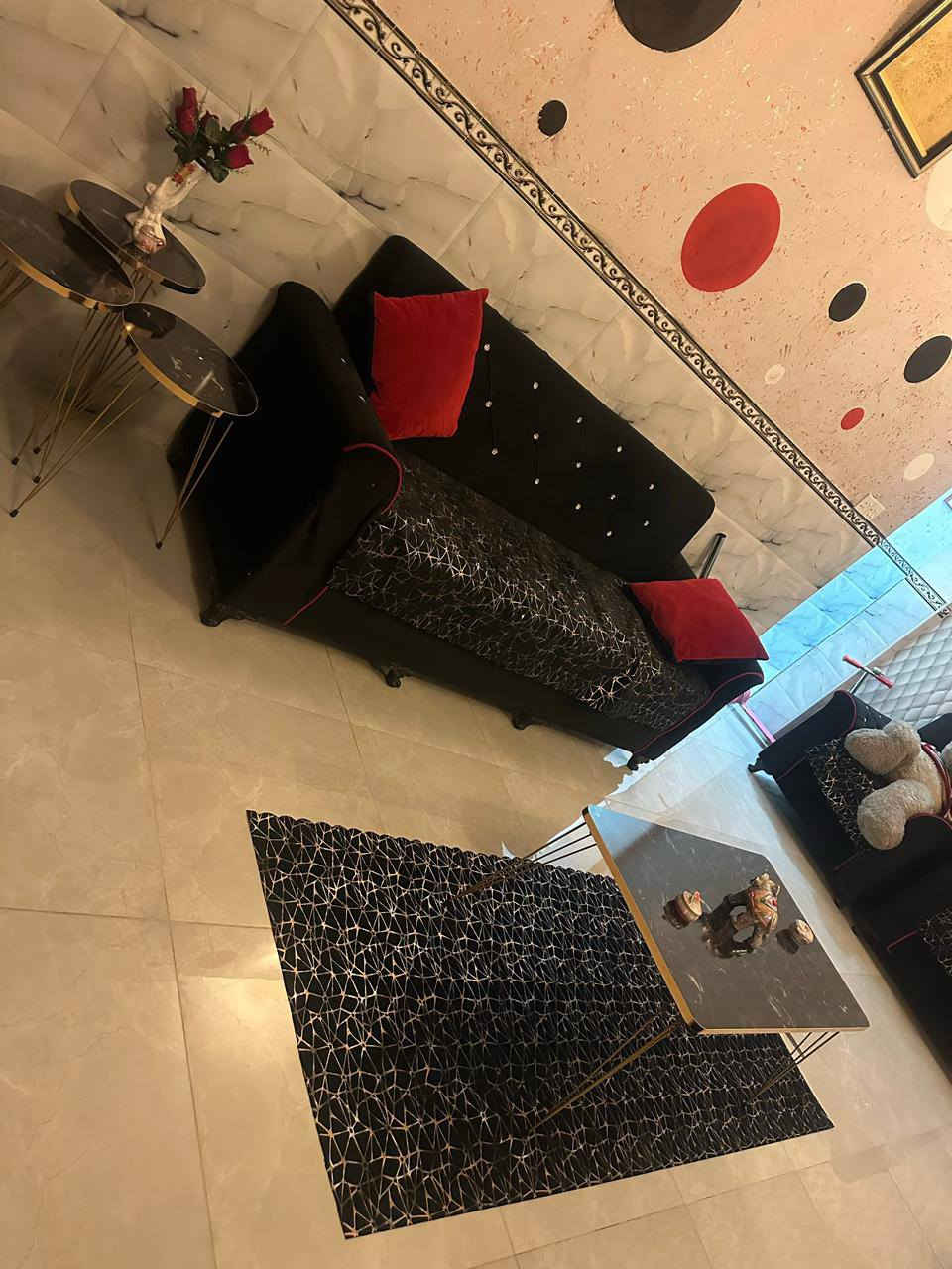 سلام عليكم  لبيع بيت زراعي  بغداد التراث قرب تقاطع درويش  مساحه ١٣٠متر طابقان معزول من كلشي غرفتيتن نوم حمامين مطبخ حار بارد تشجير بي ١١متر  شارع ١٥متر  نقص بس الواجهه ماملبوخه  *********** وتساب تفاصيل اكثر سعر ١٤٠مليون وبي مجال
