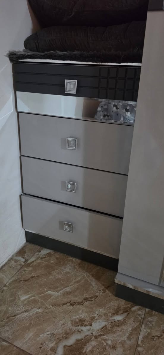 غرفه فصال تركي شغل ثكيل وفخم قنصور 6 أبواب الفرفه تجي 9قطع مشتريها قبل 4 اشهر اشتراها مليونين وهسع رايدها 1200مليون وميتين *********** مكان موصل
