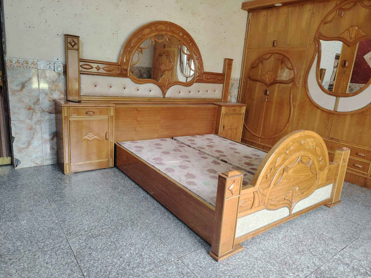 غرفه صاج نجاره طابقين ملحق ام السته نقش بورمي 
الي يدور غرفه نظيفة ومرتبه وحلوه وسعرها مناسب 
هاي غرفه نجاره تسكام مفصليها ب5 ملايين مكانها بابل محاويل قرب سيطرة الآثار 
الي يحب يستفسر يتواصل على الرقم وبخدمته
***********
