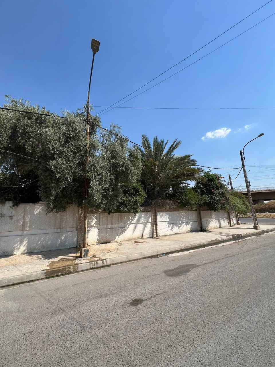 🏠دار للبيع ركن على ثلاثة شوارع مساحة 480  الواجهة 60 متر
🛑طابقين بناء قديم بحساب ارض 💥

1️⃣الطابق الاول : غرفة نومً  + هول + استقبال + مطبخ كراج + حديقة 🌳+ صحيات 🚾

2️⃣الطابق الثاني :  ثلاثة غرفة نوم + هول + بلكون + صحيات 🚾

📄سند سكني ملك صرف / شرط القرآر التمليك والتحويل

❌لانتعامل برفع سعر العقار عن سعرة الآصلي نجمع البايع بالمشتري مباشرتأ _ لا نوقف البيعة بخلاف عن الدالية

🛑موقع مميز جداً  💥

🌍الموقع / حي الظباط قرب (( كرستال مول )) 💎

🔴يقع على شارع تبليط 12 متر ⚡️

للاستفسار

⏮️مراجعة مكتب العلاف لتجارة العقارات 🌟

أو الاتصال

☎️ أسيا ***********

أو

☎️ كورك ***********

⏪️مع العلاف للعقار استثمارك في آمان ⭐️

🌐عنوان المكتب / الموصل _ حي الزراعي قرب جسر السويس 🔥 

📌نستقبل عقاراتكم وطلباتكم العقارية .
