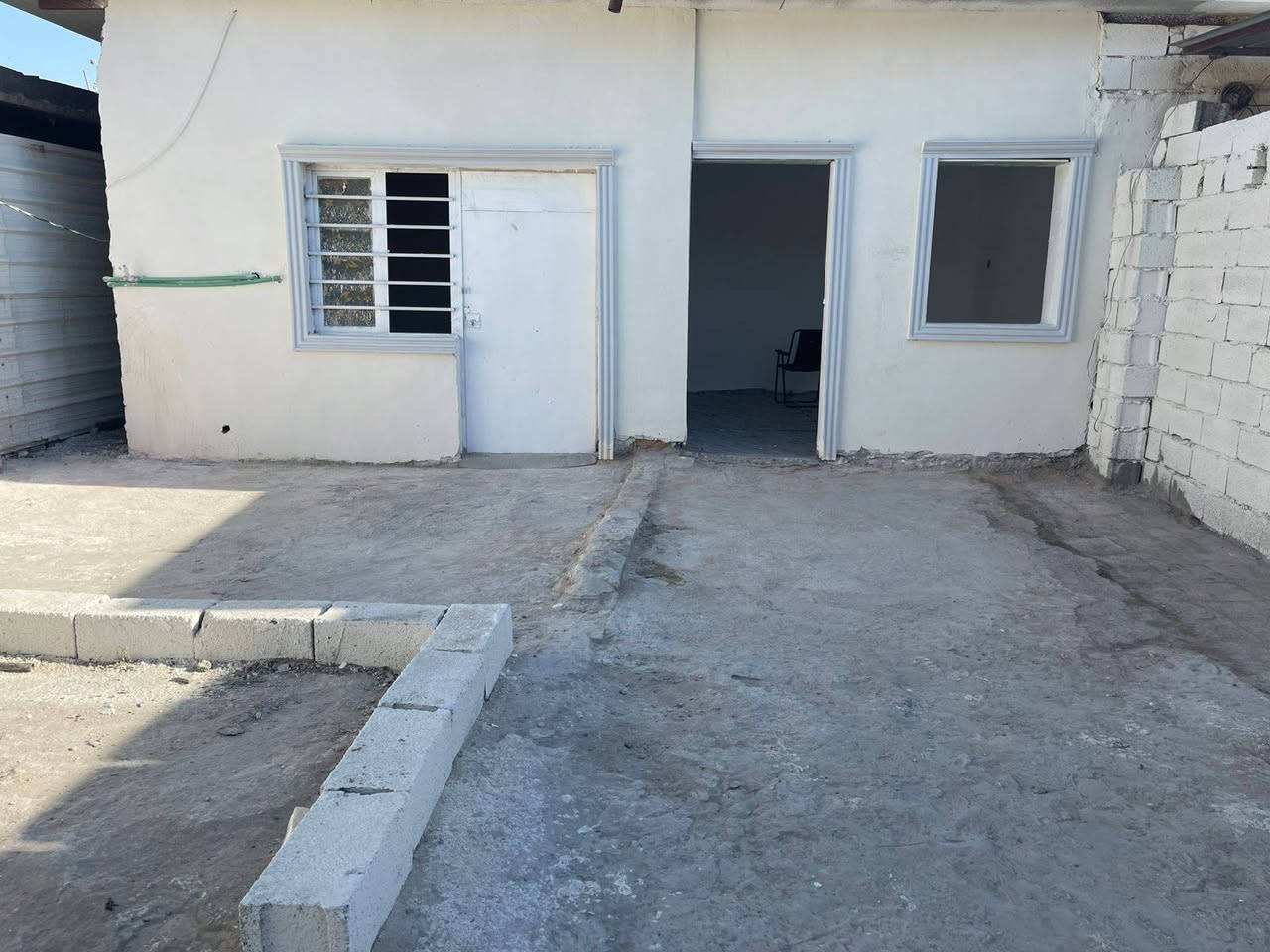 السلام عليكم بيت تجاوز مساحه ٣٠٠ متر بي غرفه واستقبال وحمام ومطبخ وكراج جبير البيت بعده مامسكون جديد الدوره مقابل قاعه بور هاوس مكان حلو السعر ٢٠ وبي مجال
***********
***********
