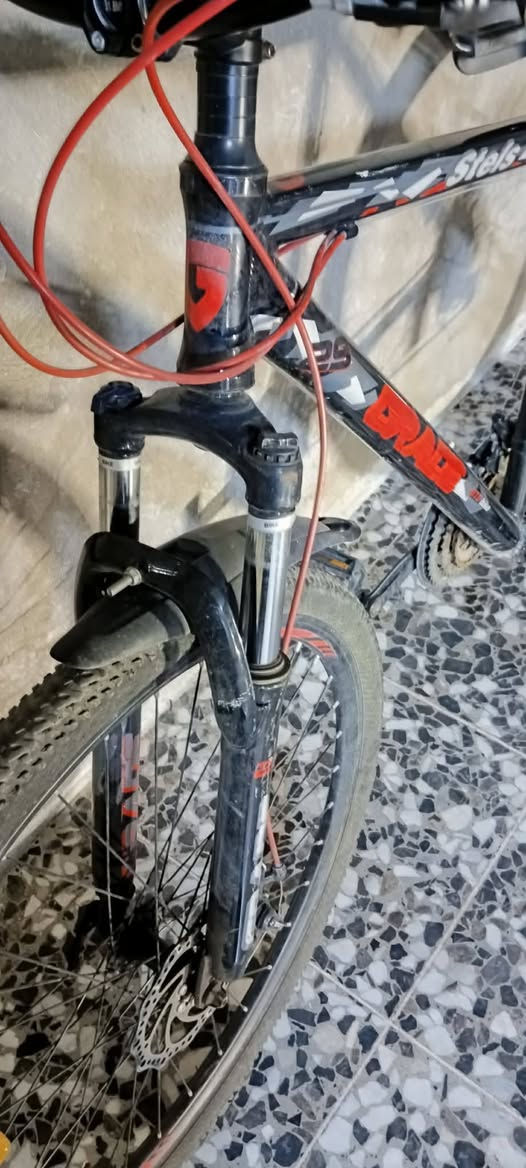 سلام عليكم بايسكل حجم ٢٧
كلشي شغال كير خلفي ٧ نمر شغال كير أمامي ٣ نمر شغال مابي شي بريكات دسك أمامي خلفي شغالات دبل أمامي شغال تثكل وتخفف براحتك البايسكل مكينه شيمانو يباني اصليه البايسكل كله شغال عوزه بس استاند سعر ١٢٠ وبي مجال مكاني بغداد الجديده النعيريه التواصل عل الرقم ***********
