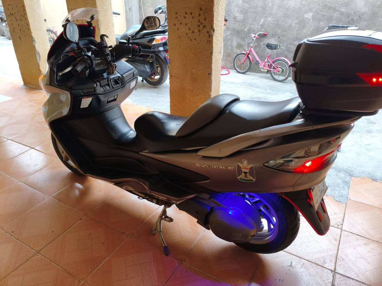 السلام دراجه اسكاي وايف ربع برجمان فحل
2012
لاتي زنون
يدات هبتر
ضوء دشبول احمر
محرك ممفتح ناعم
كهربائيات كله شغاله 
استان حساس 
ماشيه 223
عنوان كوت 
للتصال ***********
