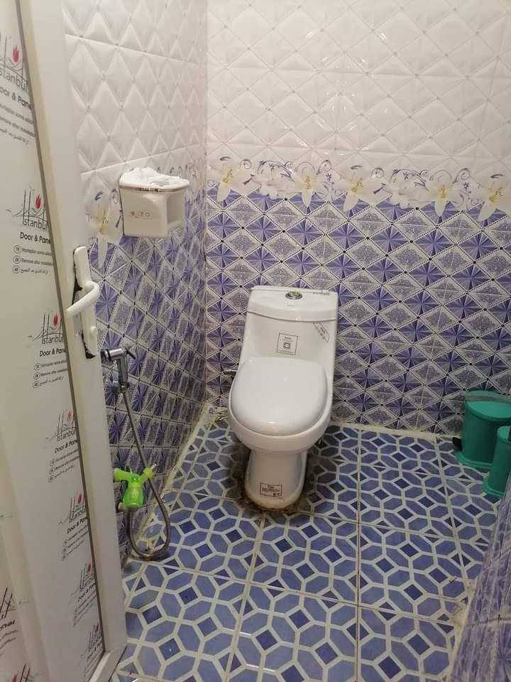 بيت مساحه ٢٠٠ متر حاوي الجوسق استقبال٥*٧ مطبخ ٤*٥ صاله ٩ *٤ونص غرفتين نوم ٤*٥مناور عدد٢ حمام +تواليت خارجي وداخلي غربي بيتونه كبيره البيت جاهز وبناء جديد   السعر ٨٠ مليون. (***********)
