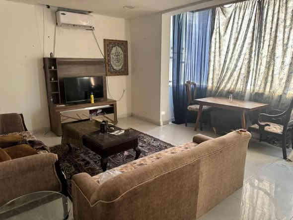 شقة مؤثثة الدورة شارع ابو طيارة طلاب اؤ عوائل اؤ طالبات غرفتين وصالة ومطبخ وخدمات 800الف 
***********
