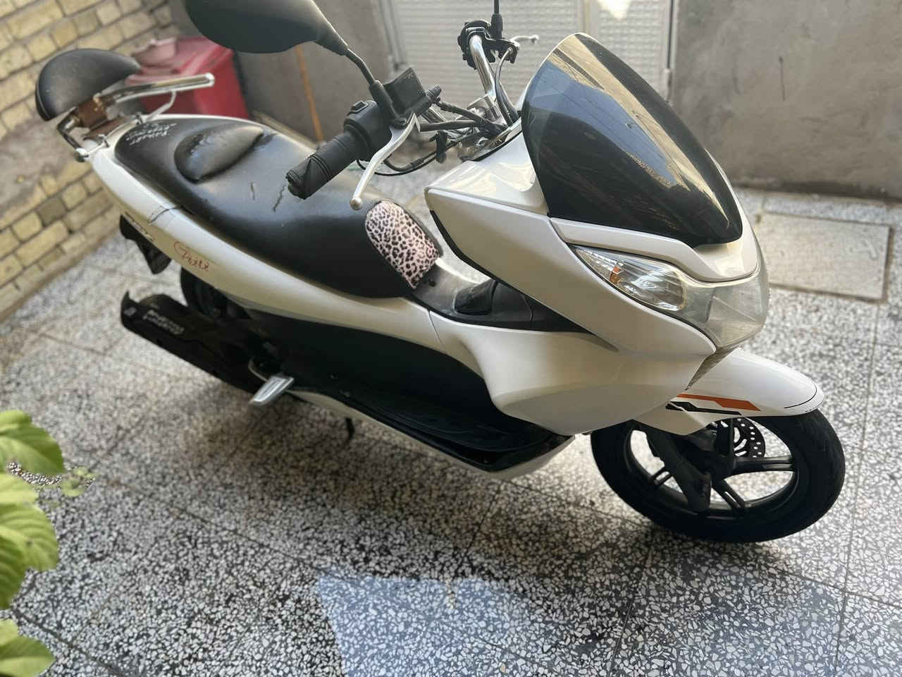 PCX جيل اول jf
بيها عطل فقط حساس حماوه وعداد البانزين شغلات بسيطه الدراجه مموكفتني تمشي كله بلاد بنزات جديده شادلها ودهن جديد دبلات بلاديه الدراجه ماعر بيها تجي تفحص وتاخذ الدراجه السعر مليون و200 وبيها مجال 
بغداد مدينه الصدر 
***********
