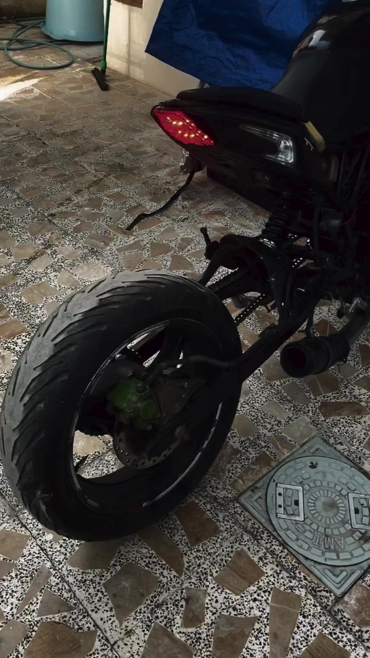 سلام عليكم 
دراجة 
بنيلي 
حورته سيبي فور 
مكينة وكير كفاله 
لوحة وسنوية 
دراجة كلشي بية جديد 
تايرات جديد كابريتر جديد وطيك ويا دراجة كلجات جديدات وقاعدة مال رقم
عقل ضفيرة محد لاعب بيهن 
شوتة جديد دراجه كلشي بية جديد
دراجة تريد ملاحضات خفيفه وحق لحسين كلة دهن موتل وبانزين محسن ومرات عادي دراجه كلش معتني بية
كفرات وكشن بس 
سعرة 30 وبية مجال وراوس حسب القناعة 
عنواني البصرة العالية 
رقمي***********
