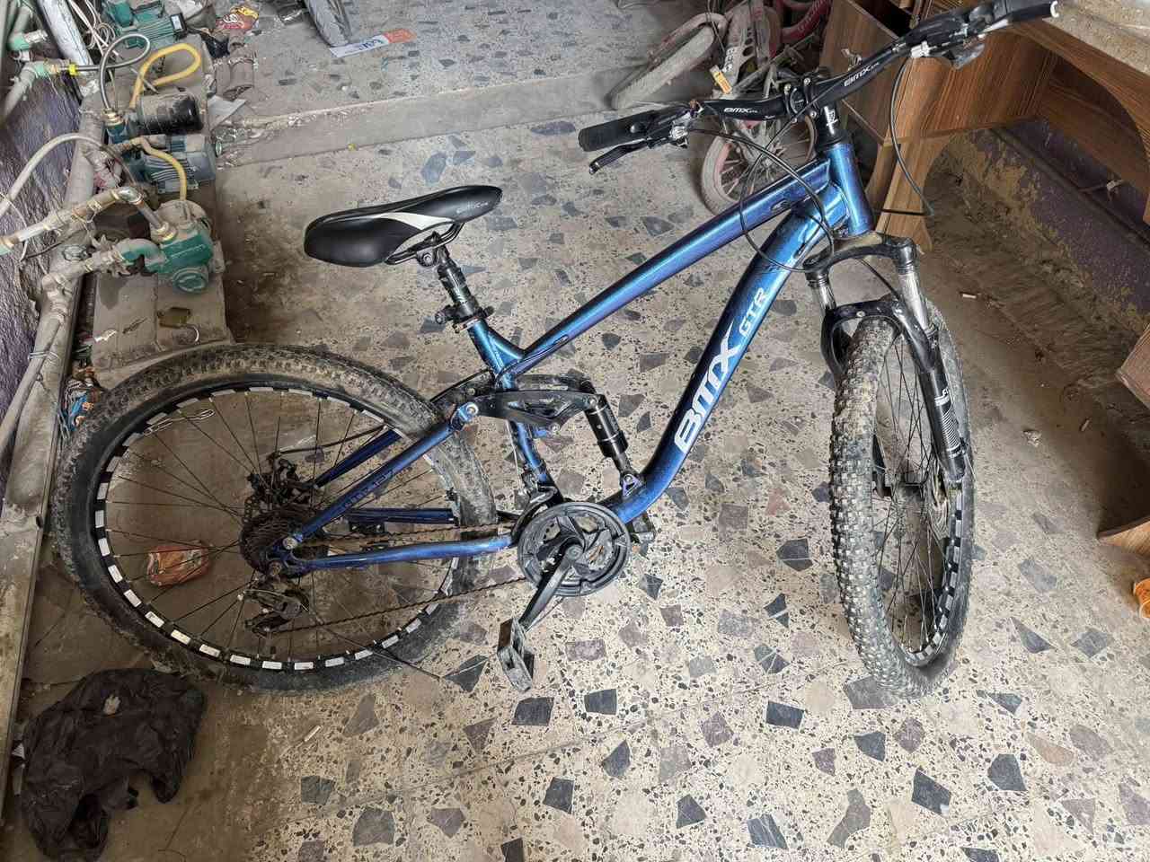 بايسكل جبلي BMX GTR (فول دبل) 🚲
المواصفات:
الماركة BMX GTR الأصلي بايسكل خشن وحمل 
الدبلات فول سسبنشن (دبلات أمامية + دبل خلفي نوع JUXIN) يمتص المطبات امتصاص مريح جداً بالسياقة 
البريكات نظام ديسك بريك (ديسكات) أمامي وخلفي قوية جداً
سرعات أمامية وخلفية شغالة (محتاج بس تزييت بسيط للزنجيل).
•الإطارات نقشتها جبلية خشنة مخصصة للطين وللمناطق الوعرة ومقاومة للانزلاق 
الحالة البايسكل نظيف وشغال وما بي أي نقص قوي بس يحتاج غسلة وتزييت ويطلع يلمع 
السعر125وبي مجال للشراي وماراح نقصر وياه 
للتواصل خاص او الاتصال على الرقم  ***********
واتساب ***********
