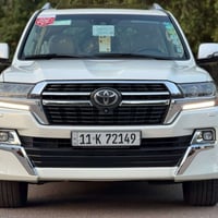 لاندكروز2017 vxs محرك5700 اصل فول فول جكات 3شاشات بصمه 8ايرباك جنطه كه...