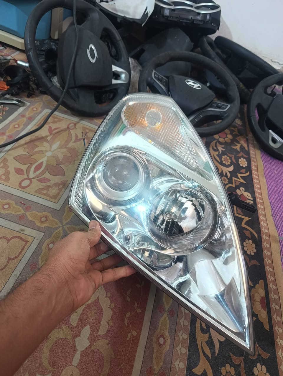 السلام عليكم مازدات واحد اشاره حمره وثاني أبيض السعر زوجهم 50 الف الواحد 25 الف  بغداد الرصافه اكو توصيل للمحافظات الاتصال ***********
