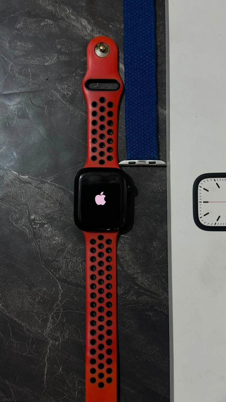 ساعة ابل جيل سابع Apple watch series 7
الساعة ‏نظيفة جداً بطاريه ٧٩٪؜ يكفي شحنه الوحده يوم كامل 
كل ملحقاتها متوفرة للبيع او مراوس بأيفون 
المكان بغداد ***********￼
